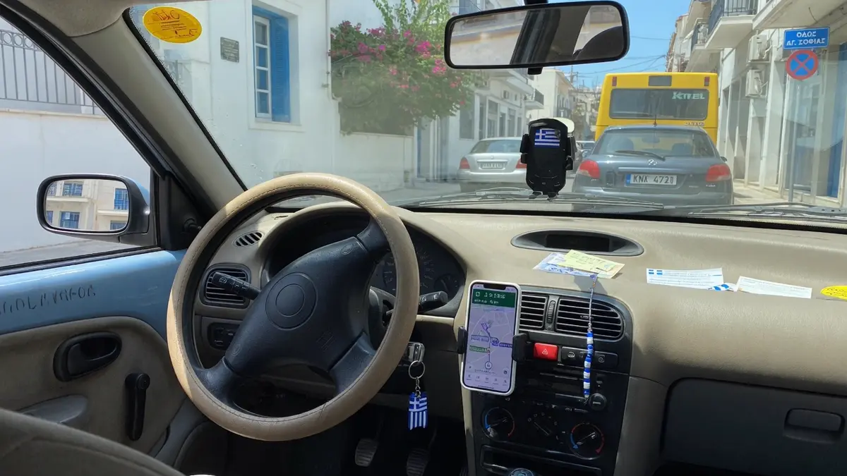 Schreibtisch im Fahrschulbüro mit Stundenliste, Autoschlüsseln und einem Smartphone.