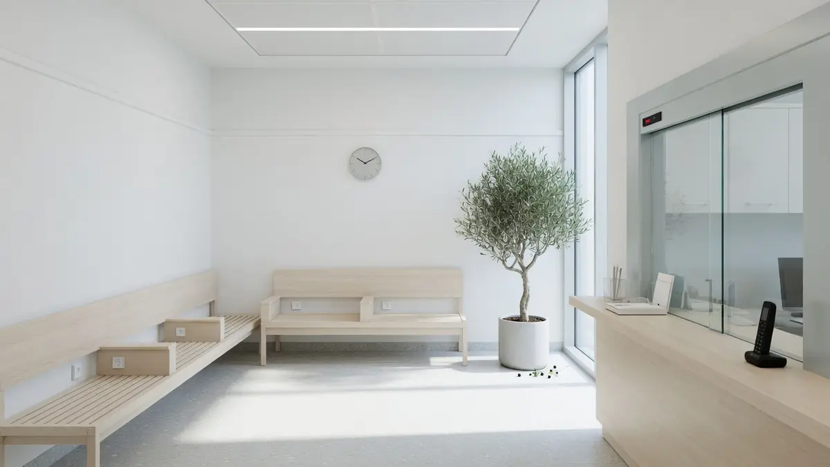 Modernes Wartezimmer bei Tageslicht, Holzbänke, gläserner Empfang.